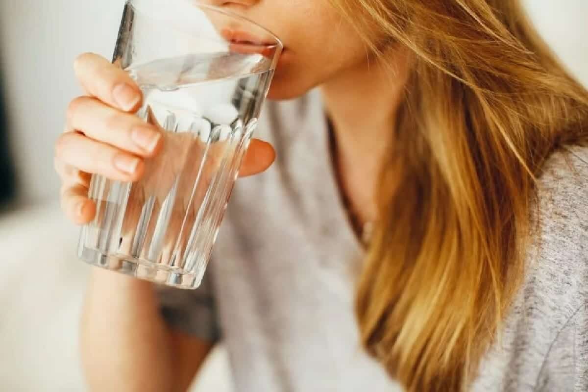 يتم استخدام كأس الماء لتنظيف الفم قبل التذوق حتى يكون اللسان خاليًا من أي مذاق ومستعدّ فقط لتذوق طعم الإسبريسو