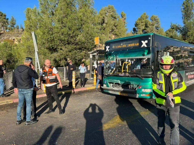 قتيل و١٩ إصابة .. تفجير مزدوج بمحطتين للحافلات بالقدس (شاهد) انفجار القدس watanserb.com