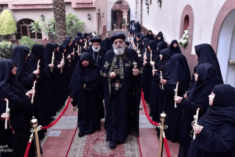 “سيبي نفسك والصليب هيرفعك”.. صورة راهبات نائمات على بطونهن أمام البابا تواضروس تثير جدلا البابا تواضروس watanserb.com