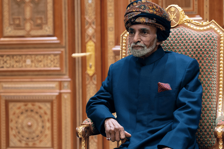 فنان عُماني يرسم صورة لـ السلطان قابوس بن سعيد “بذهب عيار 24(شاهد) السلطان قابوس watanserb.com