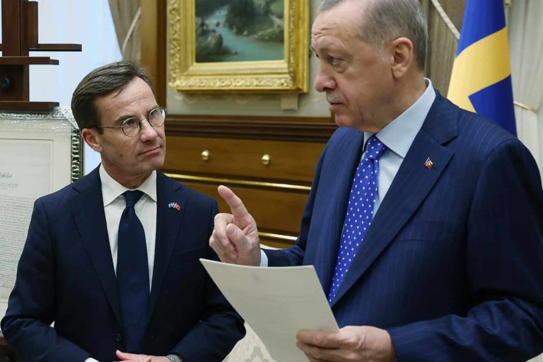 أردوغان يربك رئيس وزراء السويد بوثيقة من أيام الدولة العثمانية (فيديو) أردوغان و رئيس وزراء السويد watanserb.com