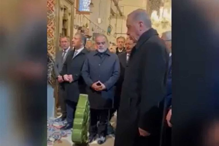 أردوغان يرتل القرآن الكريم بصوت عذب على ضريح الرومي أردوغان يرتل القرآن الكريم watanserb.com