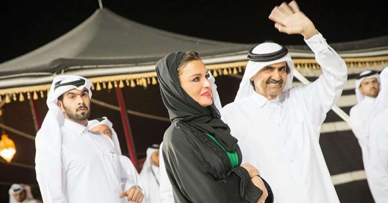 أمير قطر السابق وزوجته يتشاركان رفع العلم السعودي (شاهد) أمير قطر السابق وزوجته watanserb.com