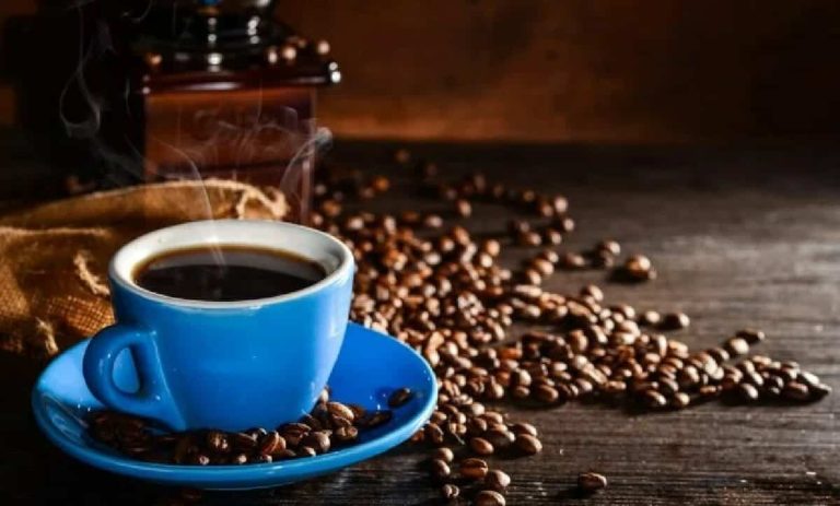 صودا الخبز والزبدة.. 7 منتجات صحية ومدهشة يمكن أن تضيفها إلى قهوتك إضافة بعض المنتجات إلى القهوة watanserb.com