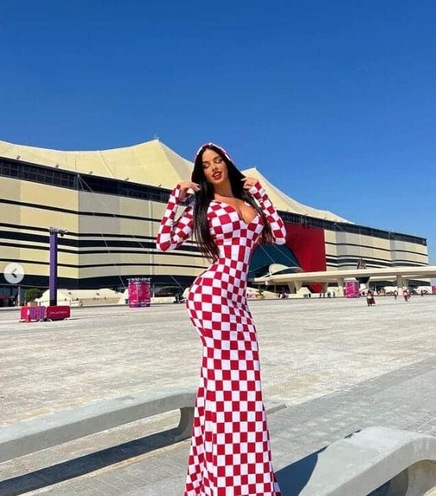 إيفانا نول ملكة جمال كرواتيا امام استاد البيت