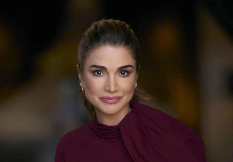الملكة رانيا.. ظهور لافت في منتدى باريس ببلوزة ارتدتها ميغان ماركل وتباع بملغ ضخم! الملكة رانيا في منتدى باريس للسلم watanserb.com