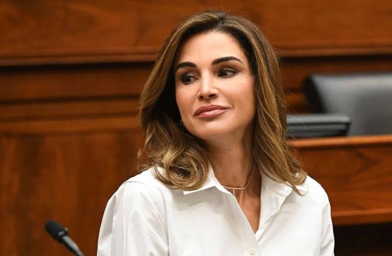 حساب سعودي شهير ينعت الملكة رانيا بألفاظ قذرة ردا على تهنئتها بفوز الأخضر شتم الملكة رانيا watanserb.com