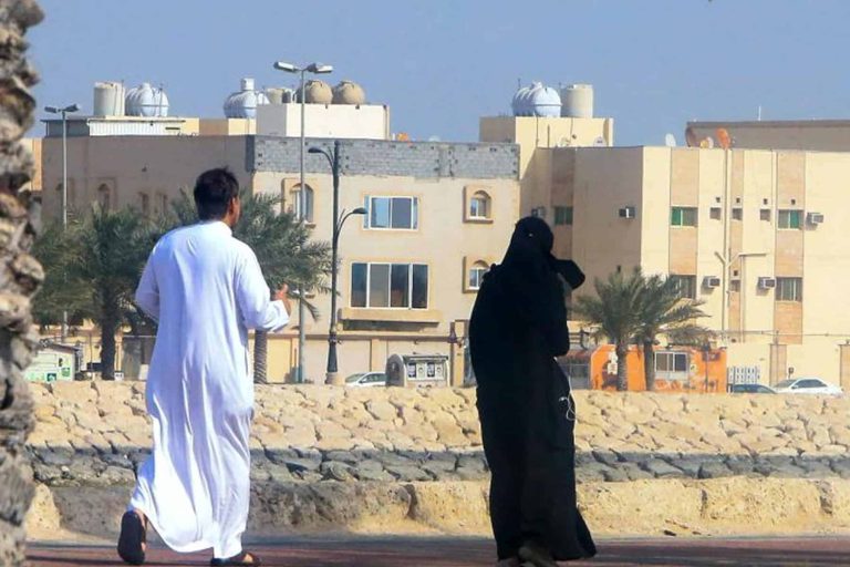 امرأة تتزوج 4 رجال watanserb.com