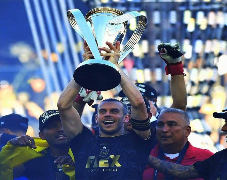 احتفال غاريث بلقب الدوري الأمريكي الممتاز لكرة القدم watanserb.com