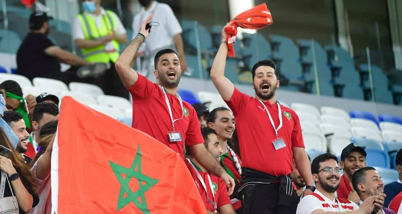 مشجعون مغاربة يرفضون تشجيع المنتخب السعودي ويسيئون لأعضائه.. لماذا؟!(شاهد) تشجيع المغرب للمنتخب السعودي watanserb.com