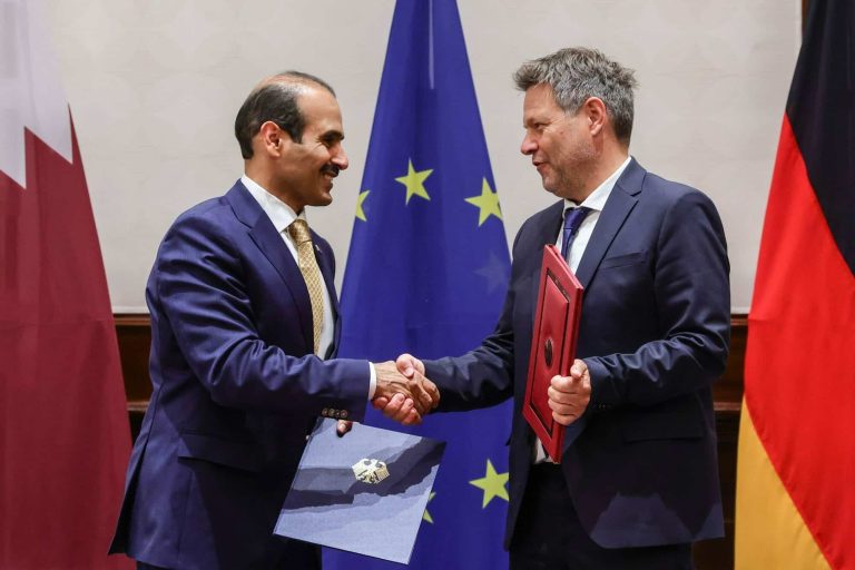 قطر توقع اتفاقاً لإمداد ألمانيا بالغاز لمدة 15 عاماً.. هل توقف حملاتها الإعلامية ضد الدوحة؟! توقيع اتفاق لتصدير الغاز القطري المسال إلى ألمانيا watanserb.com