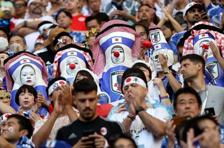 جماهير اليابان تنظف مدرجات الملعب بعد انتهاء نزالهم أمام ألمانيا watanserb.com