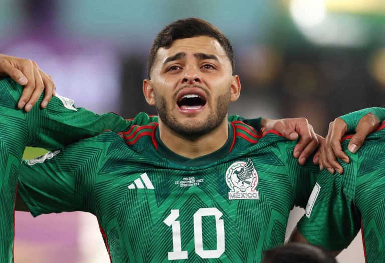 دموع لاعب منتخب المكسيك أثناء عزف نشيد بلاده في كأس العالم 2022 (فيديو) لاعب منتخب المكسيك ألكسيس فيغا watanserb.com