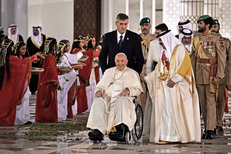 “المملكة الصغيرة” تثير غضب البحرينيين خلال زيارة البابا فرنسيس.. ما القصة؟ زيارة بابا الفاتيكان إلى المنامة watanserb.com