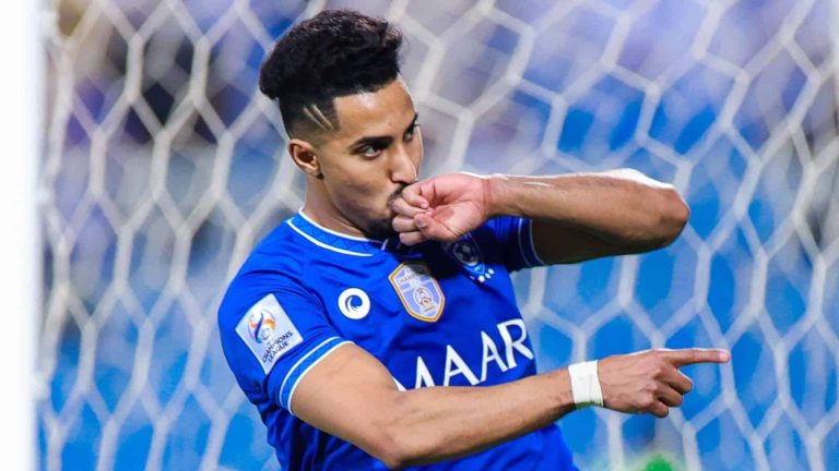 بعد دوره الحاسم في فوز المنتخب السعودي.. ظهور لافت لـ سالم الدوسري برفقة زوجته! سالم الدوسري وزوجته watanserb.com
