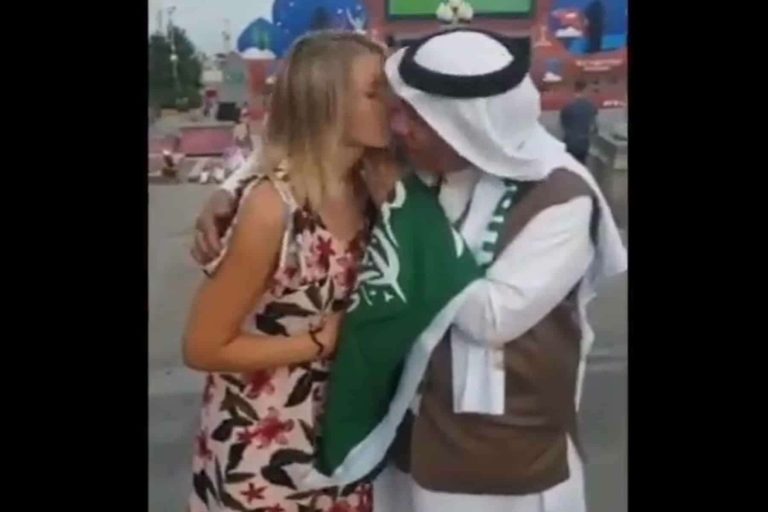 سعودي يحتضن مشجعة أرجنتينية لمواساتها.. حقيقة فيديو التحرش المثير سعودي يحتضن مشجعة أرجنتينية watanserb.com