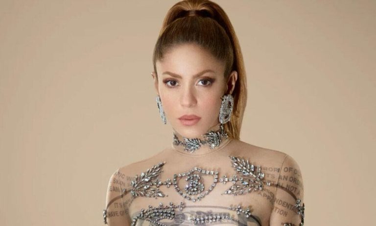 شاكيرا بفستان شفاف من دار الأزياء البريطانية burberry watanserb.com