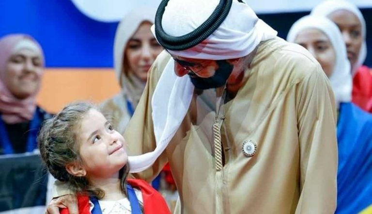 رد فعل مذهل لوالدة شام البكور المتوجة بلقب تحدي القراءة ومفاجأة نجاة الطفلة من الموت فوز شام البكور في تحدي القراءة العربي watanserb.com