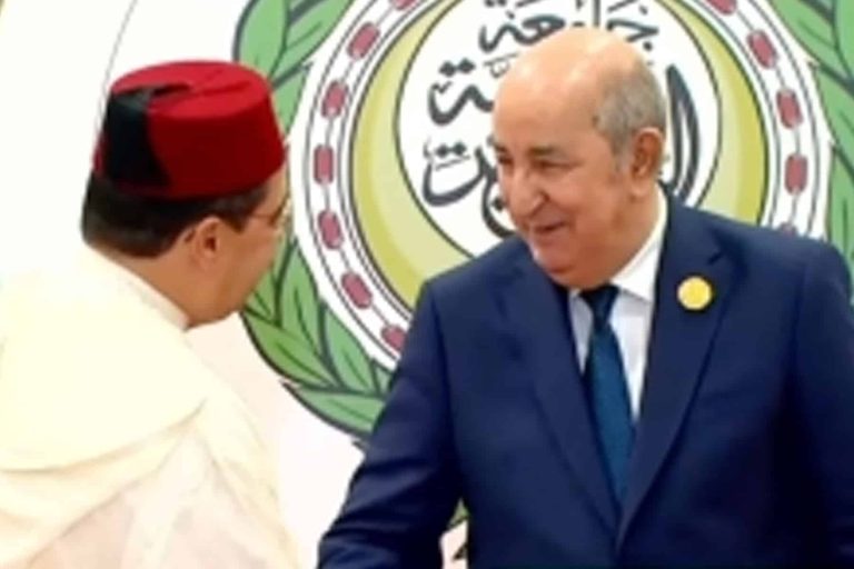 تحية خاصة من تبون لممثل ملك المغرب بالقمة تلفت الأنظار (فيديو) عبد المجيد تبون و ناصر بوريطة watanserb.com