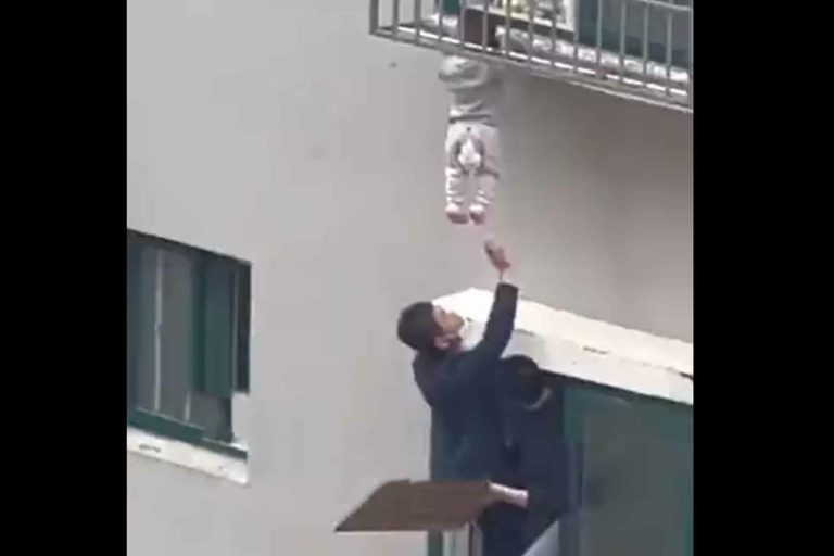 قبل أن ينفصل رأسه عن جسده.. فيديو مرعب لعملية إنقاذ رضيع علق رأسه في شرفة المنزل! عملية إنقاذ رضيع watanserb.com
