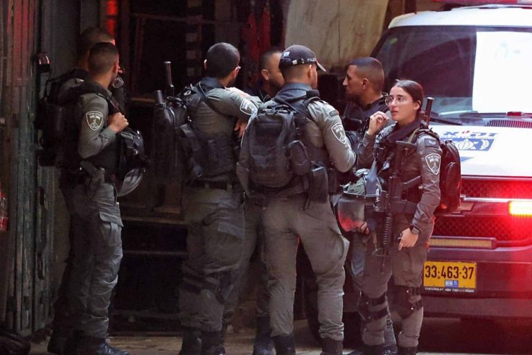 عملية طعن تصيب 3 جنود إسرائيليين في القدس المحتلة واستشهاد المنفذ (شاهد) عملية طعن في القدس watanserb.com