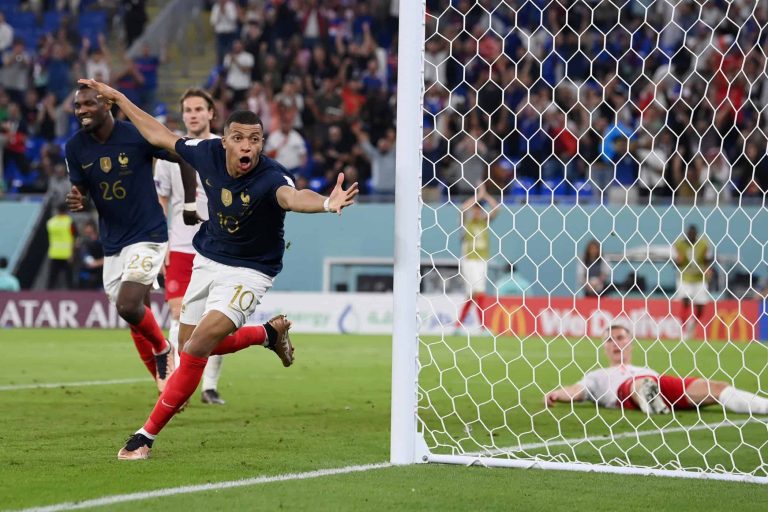 حامل اللقب فرنسا إلى دور ال16 بعد فوزه على الدنمارك (شاهد) منتخب فرنسا أول المتأهلين إلى دور ال16 من كأس العالم 2022 watanserb.com