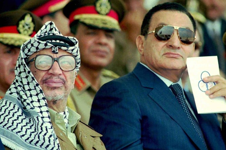 مبارك صاحب الاتصال الأخير بياسر عرفات.. هذا ما قاله له بالحرف الواحد مبارك و ياسر عرفات watanserb.com