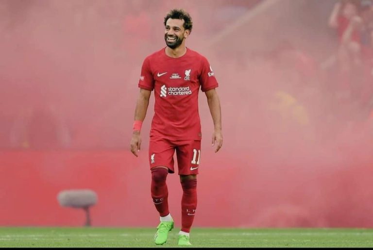 نجل أسطورة ليفربول جيرارد يلتقط صورة مع محمد صلاح (صور) صورة نجل أسطورة ليفربول مع محمد صلاح watanserb.com