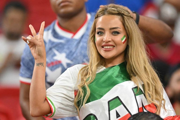 مشجعات المنتخب الإيراني خلال لقائه المنتخب الأمريكي watanserb.com