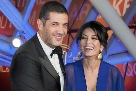 المخرج المغربي نبيل عيوش يثير الجدل بقبلة حميمية أمام الكاميرات مع زوجته! (شاهد) المخرج المغربي نبيل عيوش يثير الجدل بقبلة حميمية أمام الكاميرات مع زوجته! (شاهد) watanserb.com
