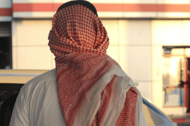 سعودي يسحل مصريا في الرياض.. جلده بالعقال حتى فقد وعيه (فيديو) سعودي يسحل مصريا watanserb.com