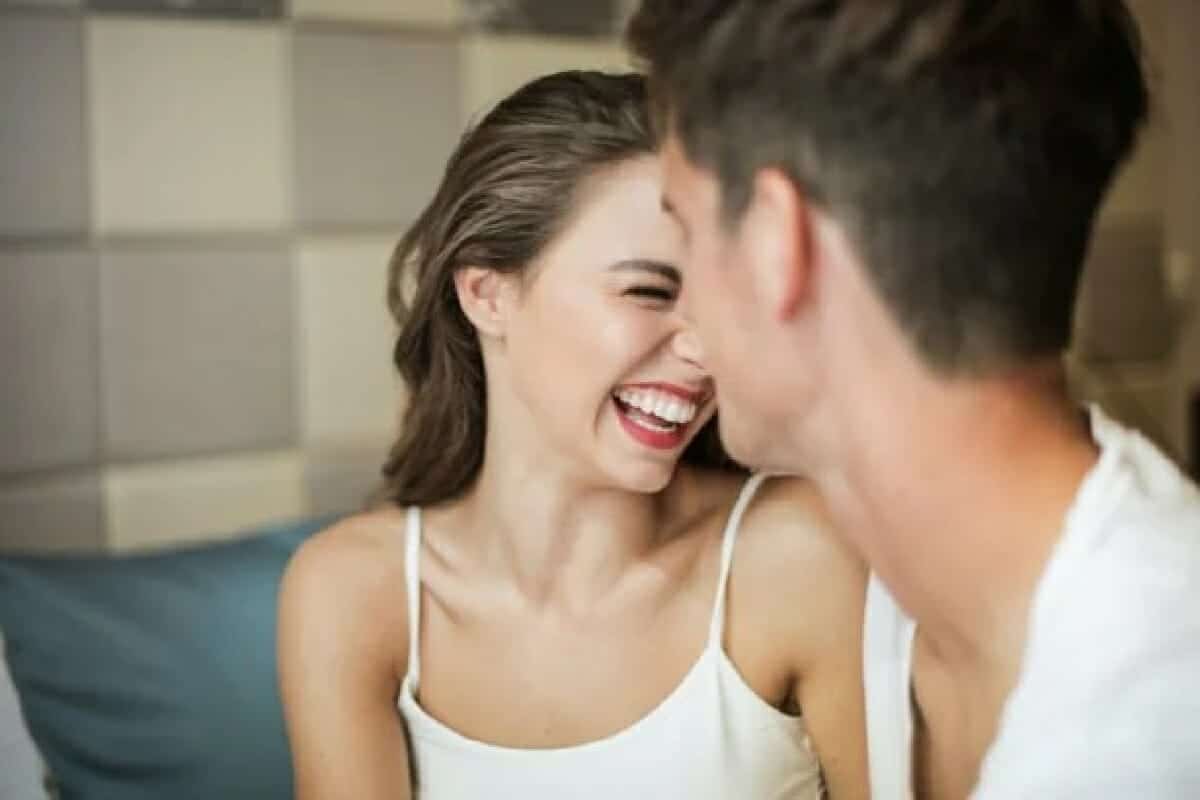 يمكن أن يساعد الضحك في مكافحة المشاعر السلبية،