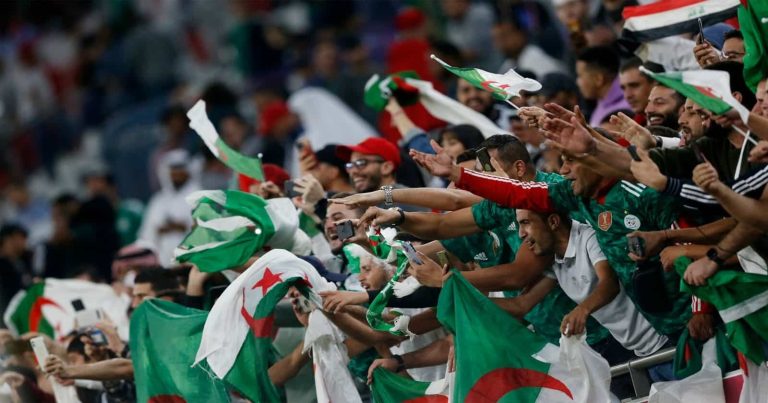 الفيفا تصنف الجزائريين كأسوأ المشجعين في مونديال قطر.. خبر متداول يثير جدلاً كبيراً الاتحاد الدولي لكرة ومشجعي الحزائرwatanserb.com