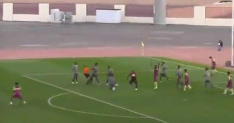 لاعب يطرح حكم مباراة أرضاً في الدوري السعودي (فيديو) لاعب يطرح حكم مباراة أرضاً watanserb.com