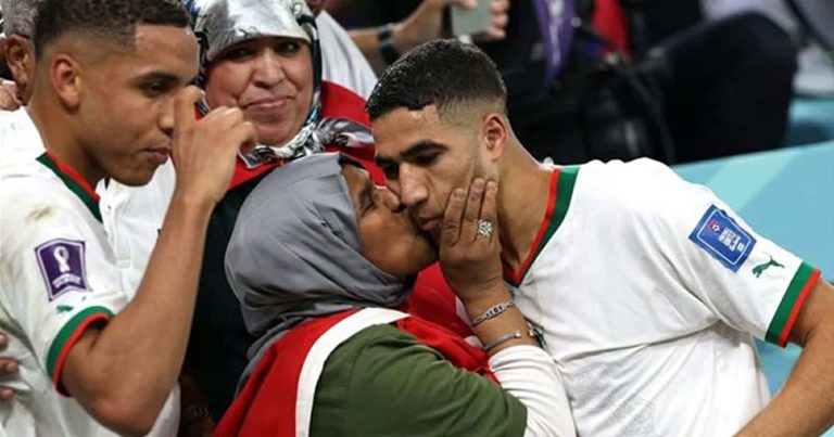 أشرف حكيمي يحتفل بطريقته الخاصة مع والدته بإنجاز أسود الأطلس(شاهد) أشرف حكيمي يحتفل مع والدته watanserb.com