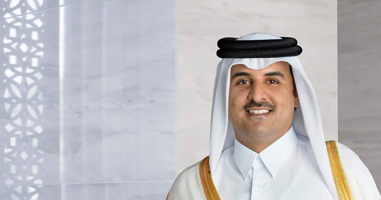 تواضع أمير قطر في مدرجات المونديال يلفت الأنظار تواضع أمير قطر watanserb.com