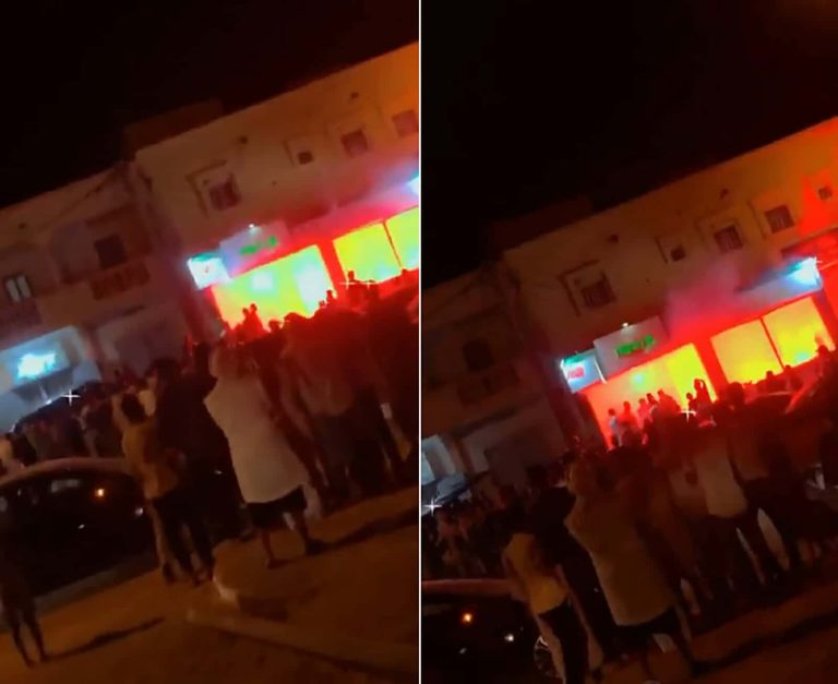 موريتانيون يحرقون مقهى تملكه سيدة مغربية يروج للدعارة والمخدرات(شاهد) إحراق مقهى مغربي في موريتانيا watanserb.com