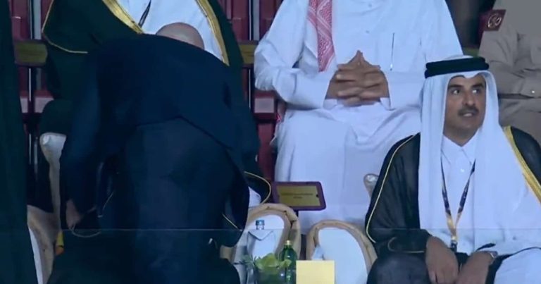 إنفانتينو يقبل رأس والد أمير قطر watanserb.com