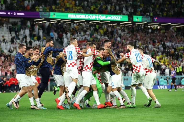 لاعبو كرواتيا يحتفلون بالتأهل إلى المربع الذهبي على حساب البرازيل مع عائلاتهم (فيديو) احتفال لاعبو كرواتيا مع عائلاتهم بعد تأهلهم على حساب البرازيل watanserb.com