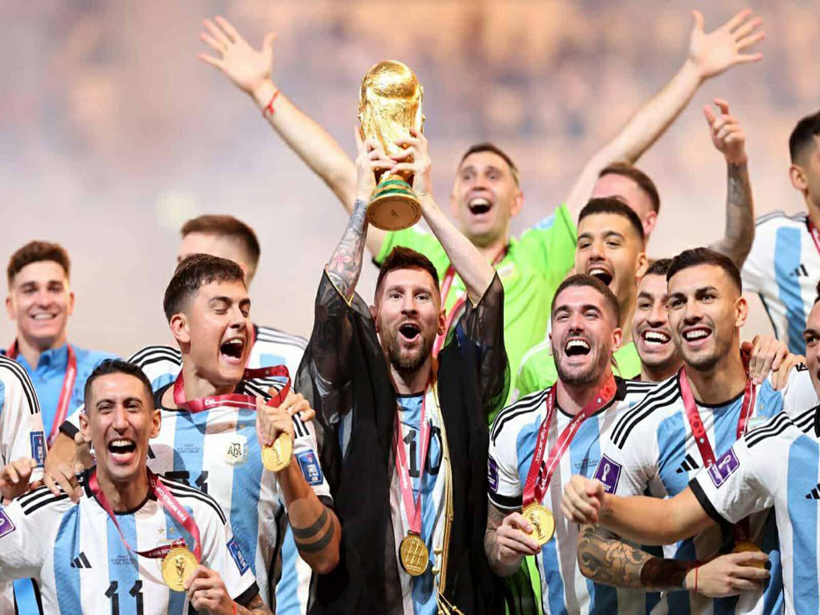 الحلم يتحقق بعد 36 عاماً.. الأرجنتين تُتوج بمونديال كأس العالم 2022 (شاهد) تتويج الأرجنتين بمونديال كأس العالم 2022 watanserb.com