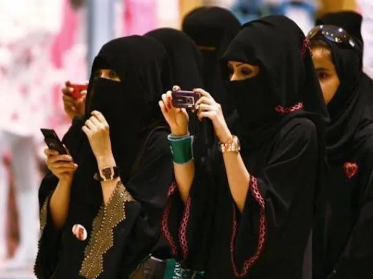 “منع ارتداء العباءة في السعودية”.. قرار صادم يثير جدلا منع ارتداء العباءة في السعودية watanserb.com