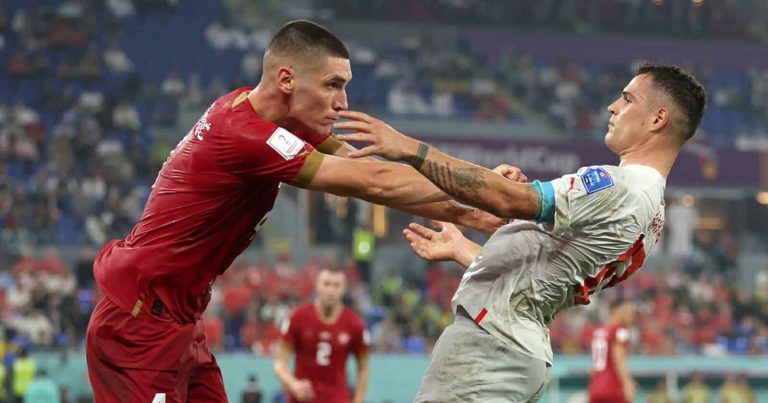 اشتباك بين منتخب صربيا وسويسرا في المونديال تفاصيل صادمة اشتباك بين منتخب صربيا وسويسرا watanserb.com