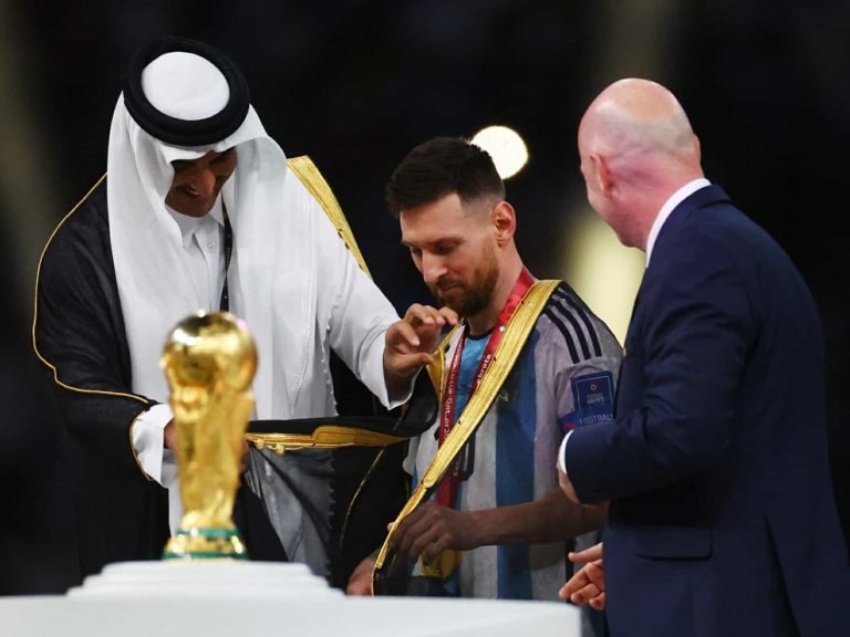 قصة البشت القطري الذي ارتداه ليونيل ميسي خلال تتويجه بكأس العالم! ميسي يرتدي البشت القطري watanserb.com