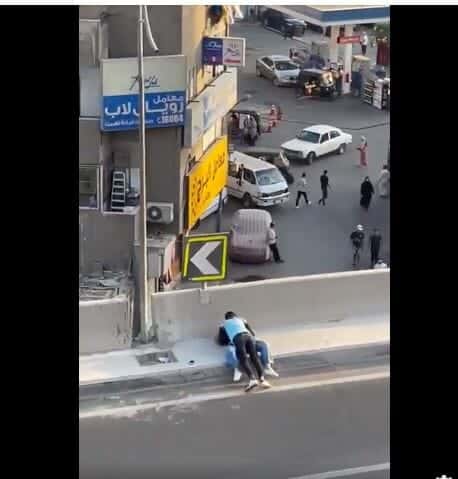 بدا أن الشاب والفتاة يمارسان علاقة حميمية دون تعري
