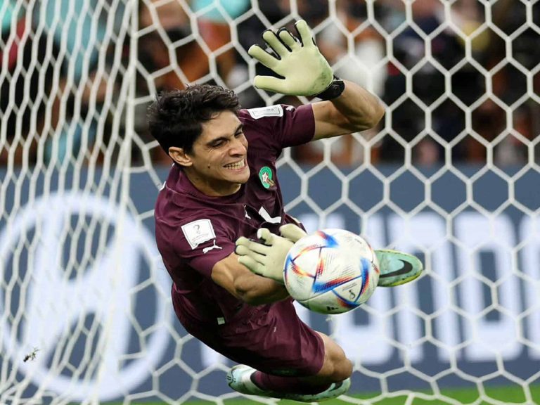 الحارس ياسين بونو يدخل تاريخ كأس العالم من أوسع أبوابه (فيديو) حارس المنتخب المغربي ياسين بونو watanserb.com