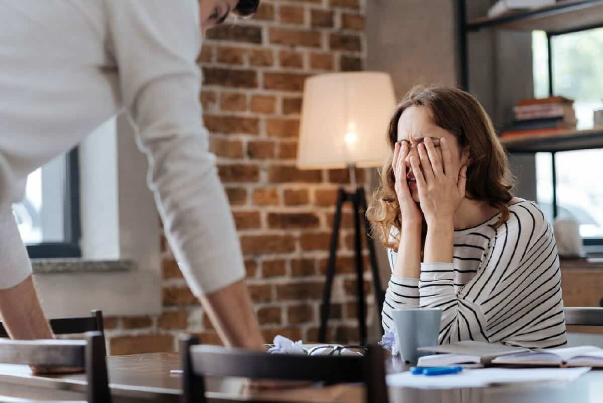 بعض النساء يجذبن الرجال أصحاب الشخصية السامة ويكن ضحيات العلاقات غير الصحية
