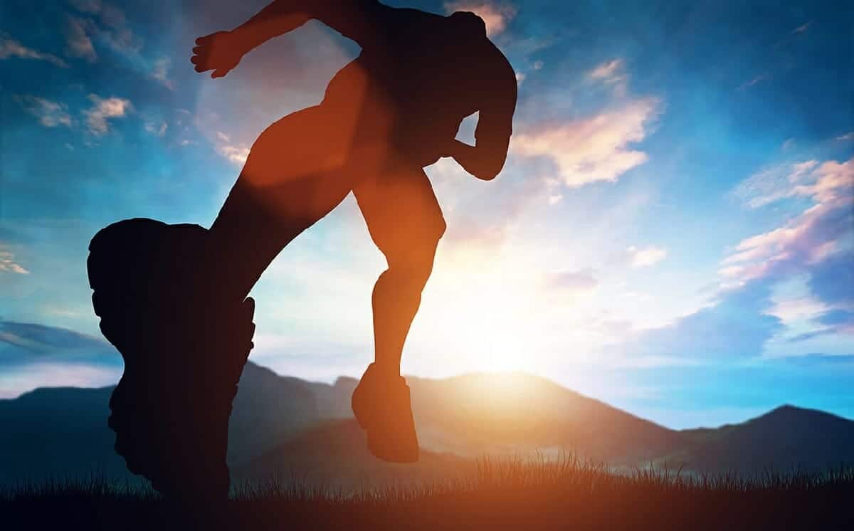 بناء العضلات هو نوع آخر من التمارين التي يمكن أن تساعدك على إنقاص الوزن بسرعة