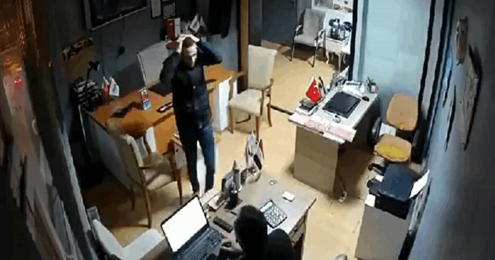 لبناني ينتحر برمي نفسه من شرفة مكتبه في اسطنبول وردة فعل صادمة من زميله! انتحار لبناني watanserb.com