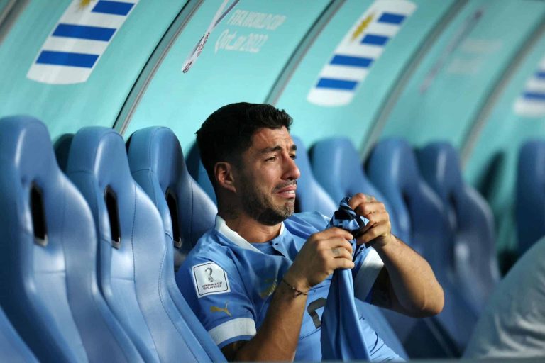 بكاء سواريز لاعب منتخب الأوروغواي watanserb.com