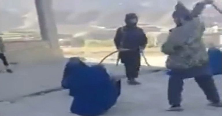 جلد عناصر طالبان لسيدة أفغانية watanserb.com